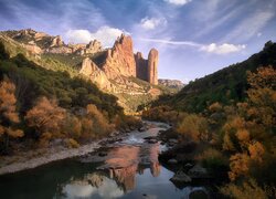 Widok znad rzeki na formacje skalne Mallos de Riglos