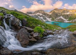 Widok znad rzeki na górskie jezioro