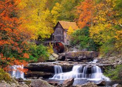 Widok znad rzeki na młyn wodny Glade Creek Grist Mill