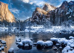 Zima, Góry, Park Narodowy Yosemite, Rzeka, Merced River, Drzewa, Śnieg, Kamienie, Niebo, Chmury, Kalifornia, Stany Zjednoczone