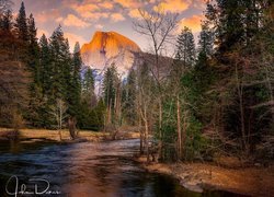 Widok znad rzeki na rozświetloną górę Half Dome