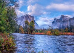 Stany Zjednoczone, Kalifornia, Park Narodowy Yosemite, Granitowe, Góry, Niebo, Chmury, Rzeka, Merced River, Drzewa