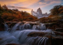 Argentyna, Patagonia, Park Narodowy Los Glaciares, Góry Andy, Szczyt Fitz Roy, Drzewa, Rzeka, Jesień