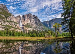Widok znad rzeki na wodospad i góry w Parku Narodowym Yosemite