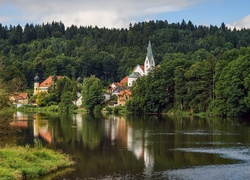 Widok znad rzeki na zamek i kościół parafialny św Wawrzyńca w Ramspau