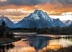 Stany Zjednoczone, Stan Wyoming, Park Narodowy Grand Teton, Góry, Szczyt Mount Moran, Drzewa, Las, Chmury, Rzeka Snake River, Odbicie