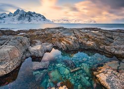 Widok znad skalistego brzegu na norweskie Lofoty