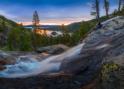 Widok znad strumienia i skały na jezioro Tahoe Lake