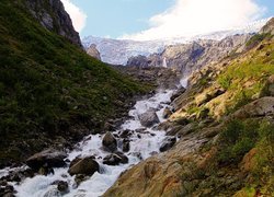 Widok znad strumienia w dolinie na lodowiec Folgefonna w Norwegii