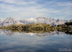 Widok znad włoskiego jeziora Lage Nero na Dolomity
