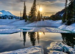 Widok znad zaśnieżonego jeziora Tipsoo na Stratowulkan Mount Rainier