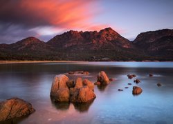 Góry Hazard, Zatoka, Coles Bay, Skały, Zachód słońca, Park Narodowy Freycineta, Tasmania, Australia