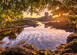 Widok znad Zatoki Galway na zamek Dunguaire Castle