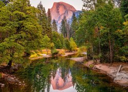 Stany Zjednocznone, Kalifornia, Park Narodowy Yosemite, Góry, Szczyt Half Dome, Rzeka, Drzewa, Odbicie