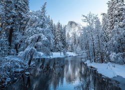 Stany Zjednoczone, Kalifornia, Park Narodowy Yosemite, Góra, Half Dome, Rzeka, Merced River, Zima, Drzewa, Ośnieżone