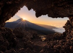 Widok zza skał na górę Teide w promieniach słońca