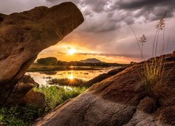 Widok zza skał na jezioro Willow Lake w Arizonie