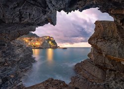 Włochy, Gmina Riomaggiore, Manarola, Cinque Terre, Morze Liguryjskie, Kolorowe, Domy, Światła, Chmury, Skały