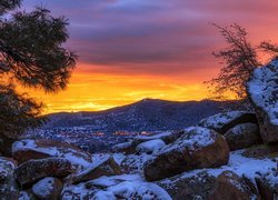 Wschód słońca, Prescott, Arizona, Stany Zjednoczone, Góry, Zima, Ośnieżone, Kamienie, Skały