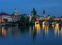 Czechy, Praga, Domy, Rzeka Wełtawa, Most Karola, Wieczór