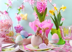 Wielkanocna dekoracja z kwiatami, pisankami i zajączkami