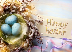Wielkanocna dekoracja z pisanek w baziowym gnieździe i życzenia