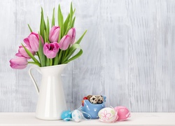 Wielkanocna dekoracja z tulipanów w dzbanku i pisanek