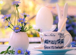 Wielkanocna kompozycja kwiatów w wazoniku z króliczkiem i filiżanką