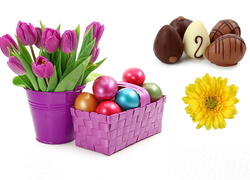 Wielkanocna kompozycja z bukietem kwiatów, pisankami w koszyczku i czekoladowymi jajeczkami
