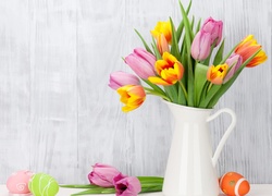 Wielkanocna kompozycja z tulipanami w dzbanku i pisankami
