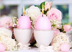 Wielkanocna kompozycja ze świec w kształcie pisanek i róż