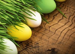 Wielkanocne jajka pod trawką