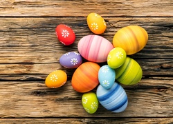 Wielkanocne kolorowe pisanki na deskach
