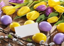 Wielkanocne pisanki i kolorowe tulipany