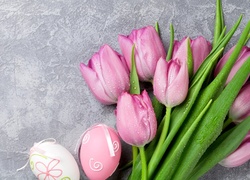 Wielkanocne pisanki i tulipany w kroplach rosy