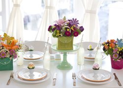 Wielkanocny stół z kwiatami