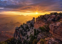 Wielki Kanion Kolorado w promieniach wschodzącego słońca