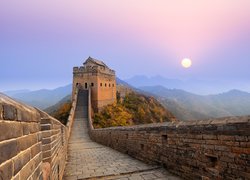 Wielki Mur Chiński i słońce nad górami