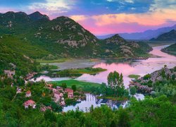 Wieś Karuć nad jeziorem Szkoderskim w Czarnogórze