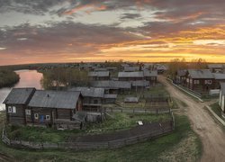 Wieś Kimzha nad rzeką o tej samej nazwie w obwodzie archangielskim