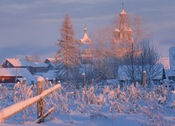 Rosja, Obwód archangielski, Wieś Kimzha, Domy, Cerkiew, Zima, Drzewa, Płot