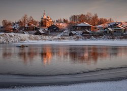 Wieś Kowda w Rosji zimową porą