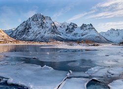 Wieś Laupstad nad fiordem Austnesfjorden zimową porą