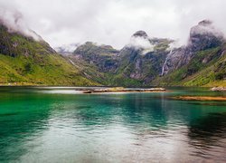 Norwegia, Lofoty, Okręg Nordland, Wyspa Moskenesøya, Wieś Sørvågenna, Jezioro, Góry, Wioska, Mgła