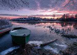 Wieś nad rzeką Dubna w Rosji