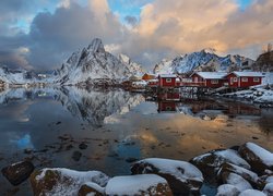 Wieś Reine na norweskich Lofotach w zimie