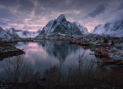 Norwegia, Lofoty, Wieś Reine, Morze Norweskie, Domy, Góry, Chmury