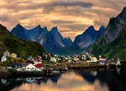 Norwegia, Lofoty, Wieś Reine, Domy, Góry, Chmury