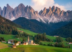 Góry, Dolomity, Dolina, Val di Funes, Drzewa, Lasy, Domy, Chmury, Wieś, Santa Maddalena, Włochy