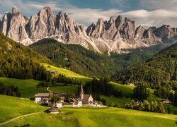 Góry, Dolomity, Wieś, Santa Maddalena, Dolina, Val di Funes, Drzewa, Lasy, Domy, Chmury, Włochy